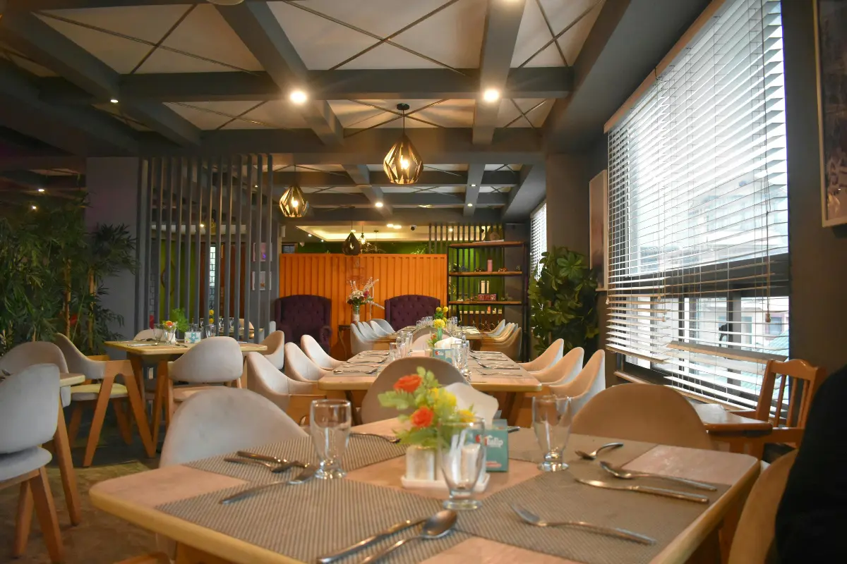 nicely-set-dining-room